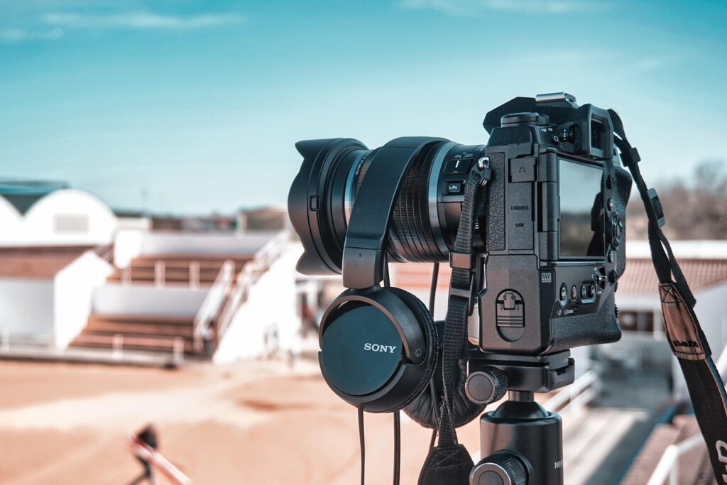Professionelle Kamera auf Stativ für hochwertige Video-Distribution